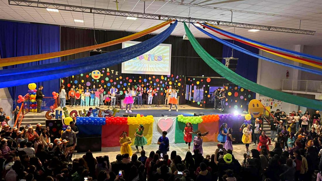 Niñas bailando en el ChiquiFest
