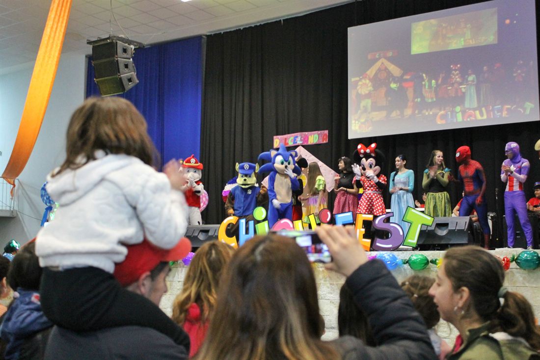 Personajes en el escenario del ChiquiFest