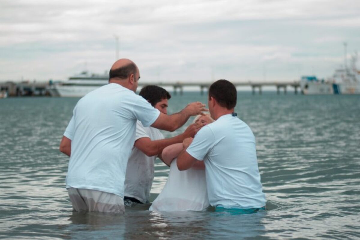 Bautismo en el mar en Puerto Madryn — un paso de compromiso con Cristo