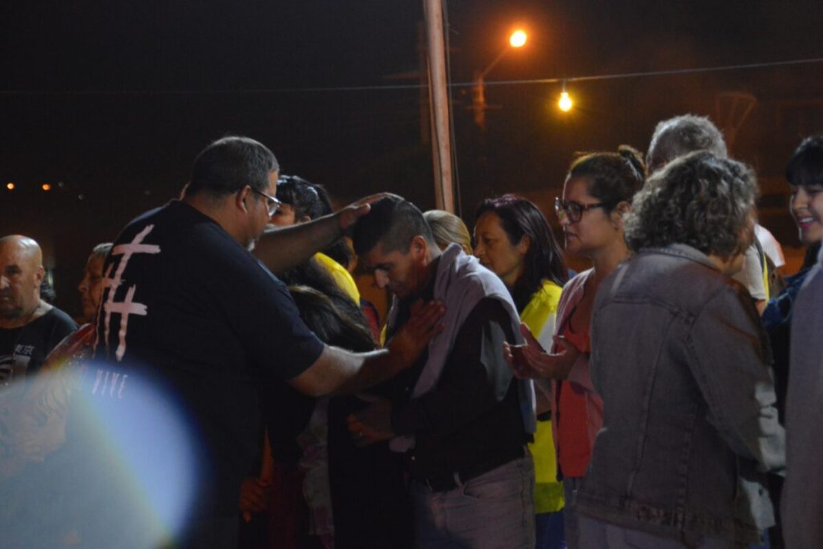 Momento de oración y contención en un encuentro de la iglesia